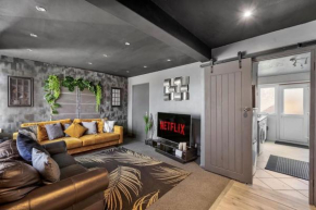 Luxurious Modern House with Hot Tub and Free Parking